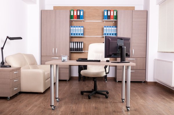 Aménagez votre espace de travail avec style : sièges et bureaux