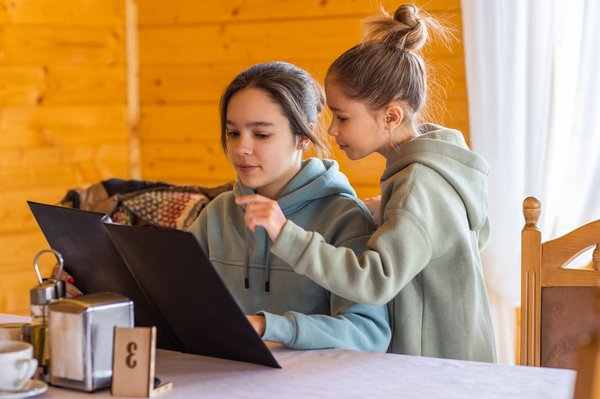 Porte-menu extérieur : valorisez votre carte en toute élégance